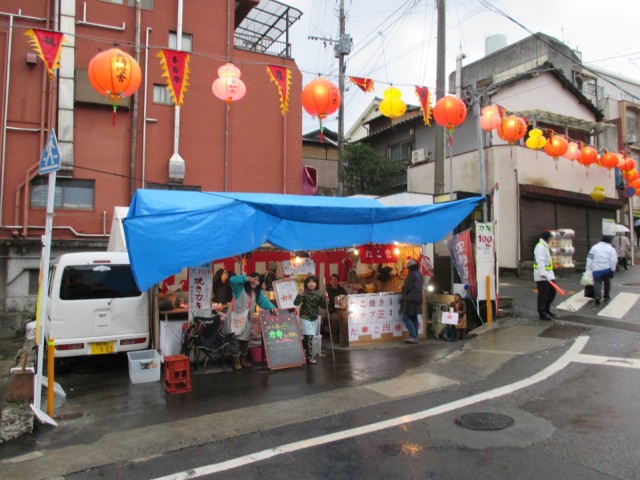長崎ランタンフェスティバルで雨やどり