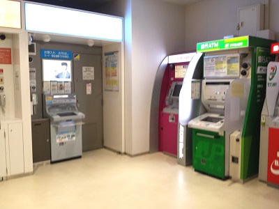 福岡空港国内線2階のゆうちょ銀行atm