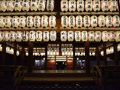 八坂神社の夜間拝観 ライトアップが綺麗 御朱印やおみくじの時間は Fromfukuoka フロム福岡